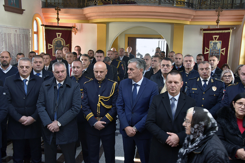 БАЊАЛУКА, 21. НОВЕМБРА /СРНА/ - У Спомен-цркви Светог архангела Михаила у Центру за обуку Министарства унутрашњих послова Републике Српске /МУП/ у Залужанима служен је парастос за 782 припадника МУП-а погинула у Одбрамбено-отаџбинском рату.