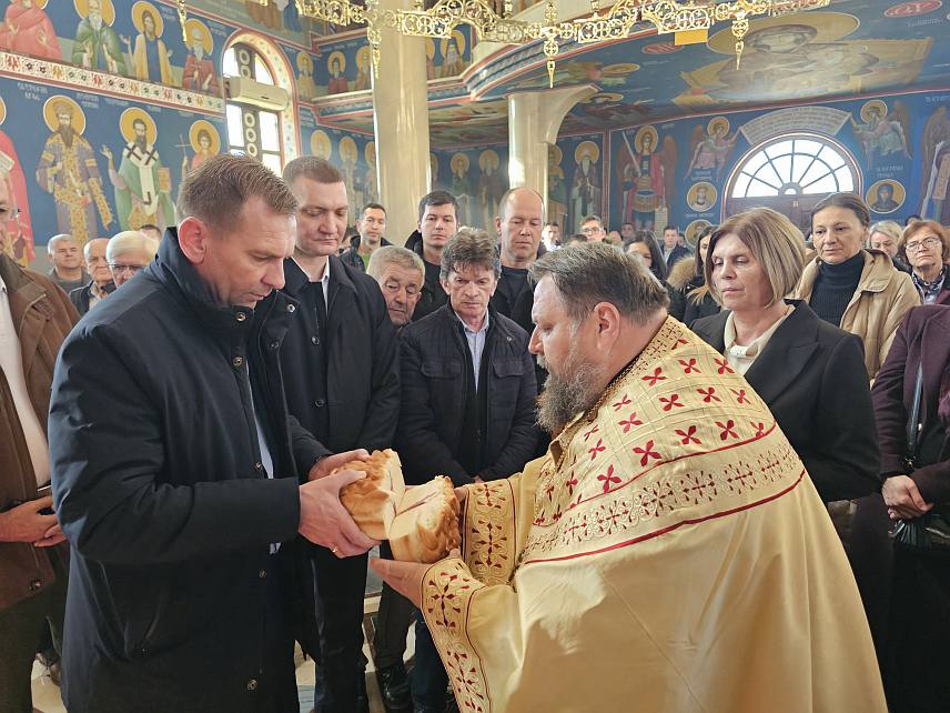 УГЉЕВИК, 21. НОВЕМБРА /СРНА/ - Обиљежавању славе Дома здравља, начелник Угљевика Драган Гајић кум славе угљевичког Дома здравља - Аранђеловдана.