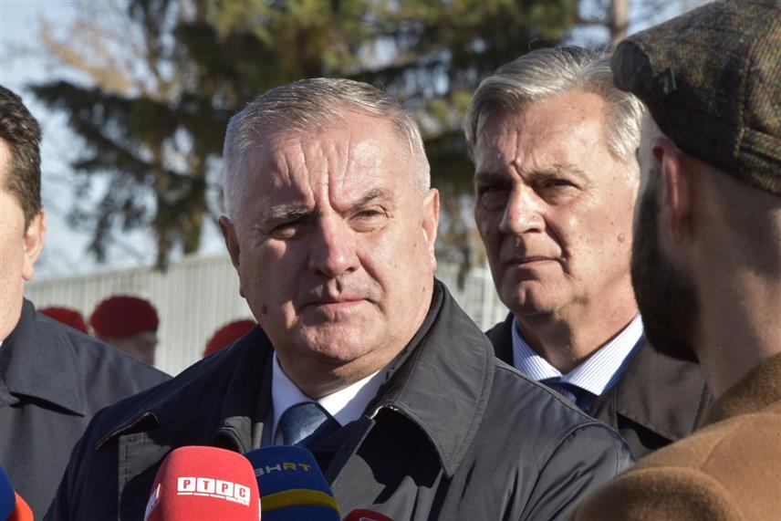 БАЊАЛУКА, 21. НОВЕМБРА /СРНА/ - Предсједник Владе Републике Српске Радован Вишковић изјава за новинаре на обиљежавању крсне славе МУП-а - Аранђеловдана у Залужанима код Бањалуке.