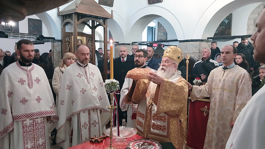 САРАЈЕВО, 21. НОВЕМБРА /СРНА/ - Стара српска православна црква Светих архангела Михаила и Гаврила на Башчаршији у Сарајеву прославила је крсну славу – Аранђеловдан у присуству великог броја вјерника, а Свету архијерејску литургију је служио Његово високопреосвештенство митрополит дабробосански Хризостом.	