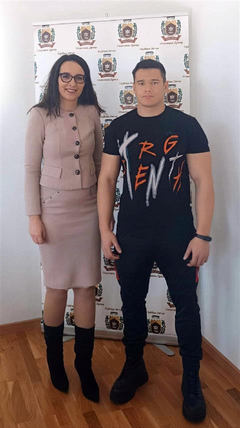 ДРВАР, 21. НОВЕМБРА /СРНА/ - Начелник општине Дрвар Душица Рунић изјавила је Срни да је ова локална заједница поносна на свог Гинисовог рекордера Драгана Родића, који на тај начин промовише Дрвар на свјетском нивоу.