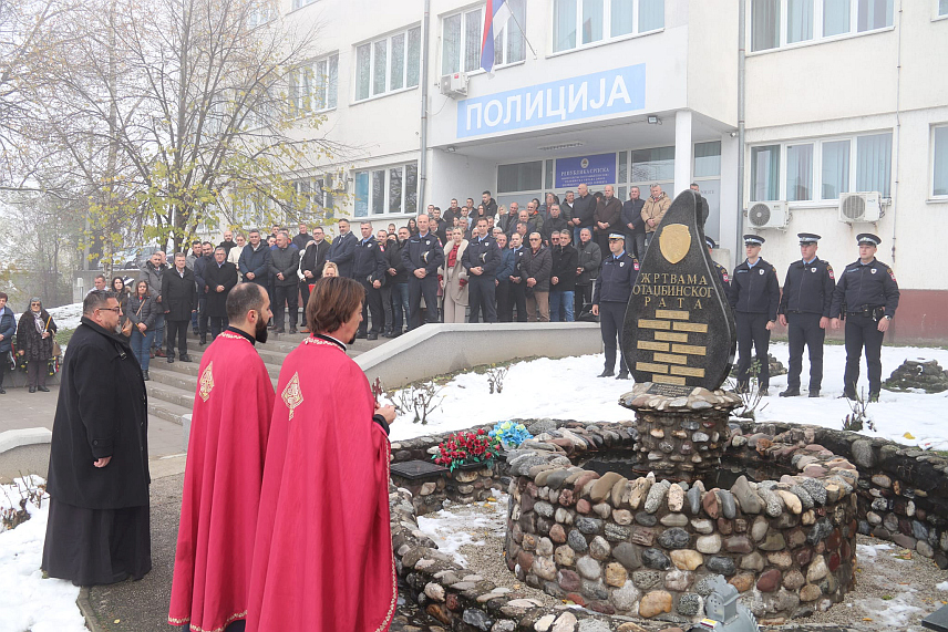 ДЕРВЕНТА, 21. НОВЕМБРА /СРНА/ - Код спомен-обиљежја испред Полицијске станице у Дервенти данас је, поводом славе Министарства унутрашњих послова /МУП/ Републике Српске - Аранђеловдана, служен помен за 10 полицајаца који су погинули у Одбрамбено-отаџбинском рату.