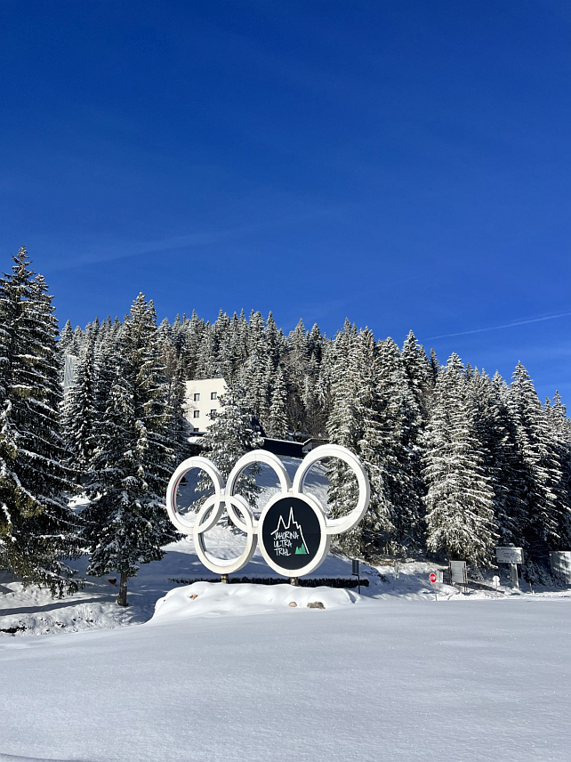 ЈАХОРИНА, 21. НОВЕМБРА /СРНА/ - На Јахорини је пало око 30 центиметара снијега, а због најављених нових падавина из Олимпијског центра истичу да се чека испуњеност неопходних безбједносних услова за пуштање ски-центра у рад, иако је званично отварање зимске сезоне најављено за 12. децембар.	