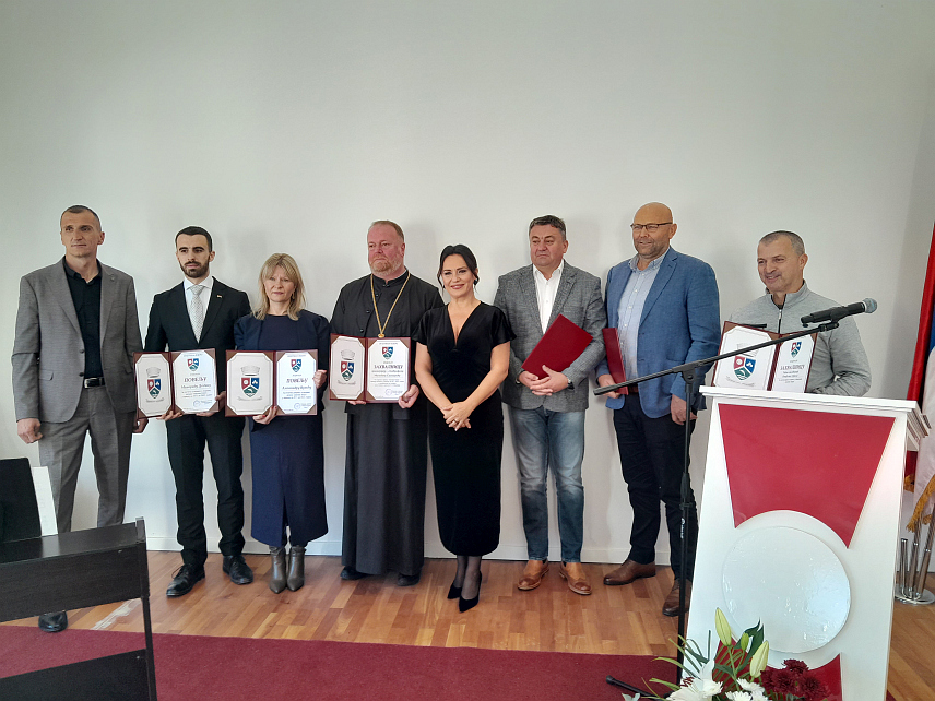 ЈЕЗЕРО, 21. НОВЕМБРА /СРНА/ - На свечаној сједници Скупштине општине Језеро, одржаној поводом крсне славе ове општине Светог архангела Михаила, повељу за изузетан допринос и подршку развоју општине од 2017. до 2025. године додијељене су предсједнику Републике Српске Милораду Додику, предсједнику Србије Александру Вучићу и Његовом преосвештенству епископу бихаћко-петровачком и рмањском Сергију.