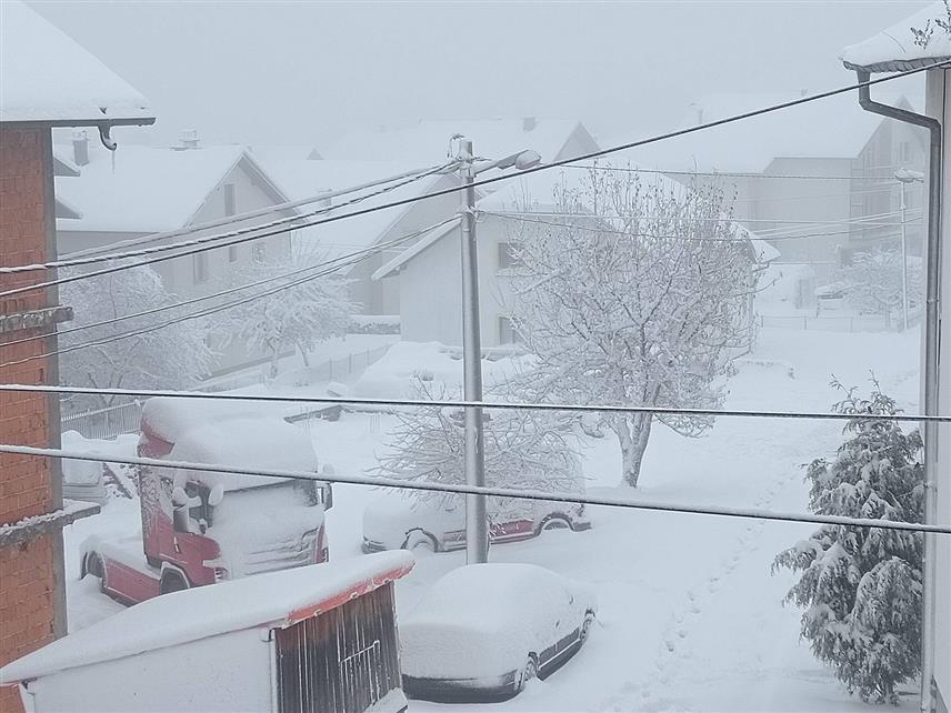 СОКОЛАЦ, 21. НОВЕМБРА /СРНА/ - Магистралним путеви у Сарајевско-романијској и Горњодринској регији су очишћени, али на планинским превојима има заосталог и угаженог снијега на коловозу због чега је потребна опрезнија вожња,у раним јутарњим часовима без струје je остао и дио градског насеља Соколац.