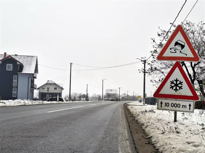 НОВИ ГРАД, 21. НОВЕМБРА /СРНА/ - Сусњежица и снијег нису проузроковали веће проблеме у саобраћају на подручју општине Нови Град, али су због квара без напајања електричном енергијом остали далеководи Прусци, Ахметовци, Куљани и Деветаци, речено је Срни у локалном Центру за обавјештавање.