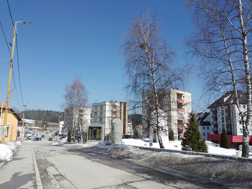 ХАН ПИЈЕСАК, 22. НОВЕМБРА /СРНА/ - На подручју Хан Пијеска отклоњена је већина кварова на електромрежи изазваних олујним вјетром и мокрим снијегом, док су без струје и даље села Мало Поље, Пјеновац, Џимрије и Мркаљи, а без воде потрошачи који се снабдијевају са водовода "Штекавац", рекао је савјетник начелника општине Душко Ђерић.