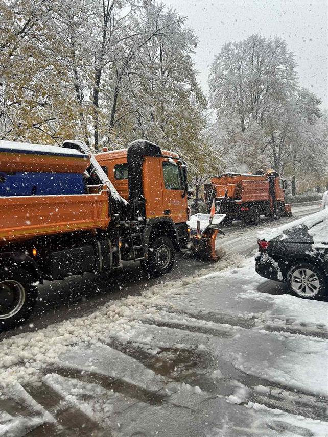 БАЊАЛУКА, 22. НОВЕМБРА /СРНА/ - Све екипе зимске службе града Бањалуке изашле су на терен с обзиром на то да пада јак снијег, речено је Срни у Градској управи.