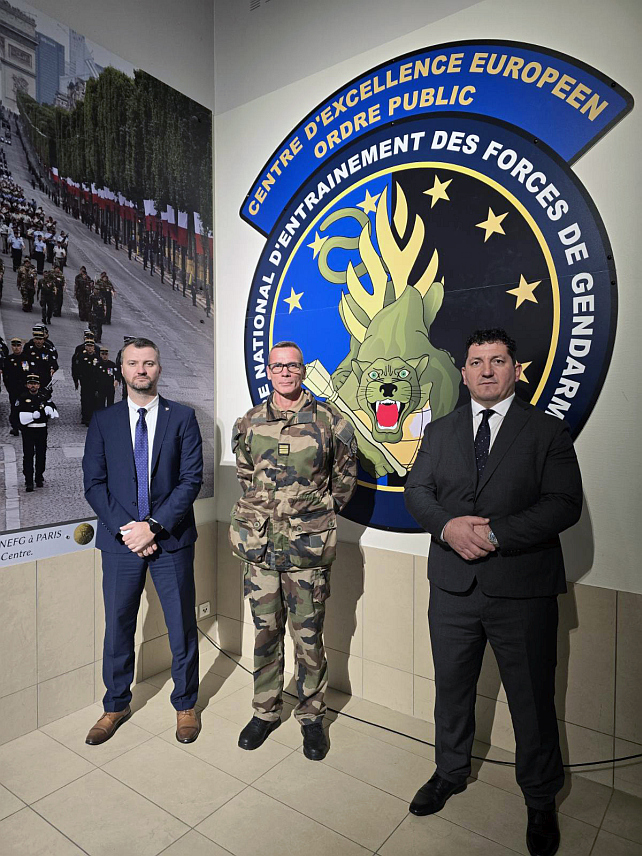 СЕНТ АСТЈЕ, 22. НОВЕМБРА /СРНА/ - Представници МУП-а Републике Српске с циљем унапређења полицијске сарадње боравили су у тродневној посјети МУП-у Француске и том приликом обишли Национални центар за обуку снага Жандармерије у Сент Астјеу.