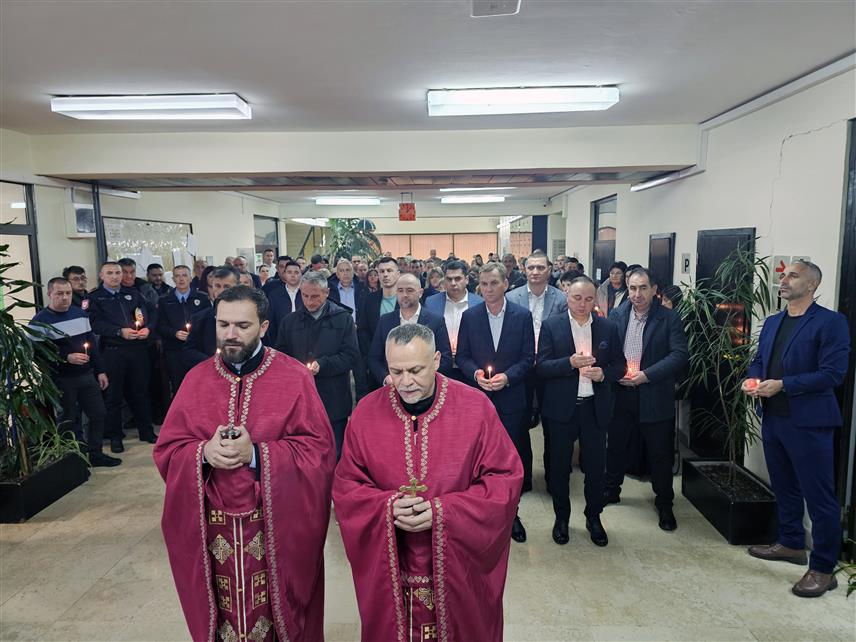 УГЉЕВИК, 22. НОВЕМБРА /СРНА/ - За 47 радника Рудника и термоелектране /РиTЕ/ "Угљевик" који су као борци Војске Републике Српске погинули у Одбрамбено-отаџбинском рату данас је служен парастос испред споменика палим борцима у кругу овог предузећа, поводом Дана и славе овог енергетског гиганта - Мратиндана.