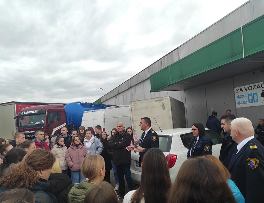 БАЊАЛУКА, 22. НОВЕМБРА /СРНА/ - Представници Управе за индиректно опорезивање /УИО/ БиХ из Царинске испоставе Брод у оквиру Дана отворених врата угостили су будуће царинске техничаре који похађају Стручну и техничку школу у Дервенти.