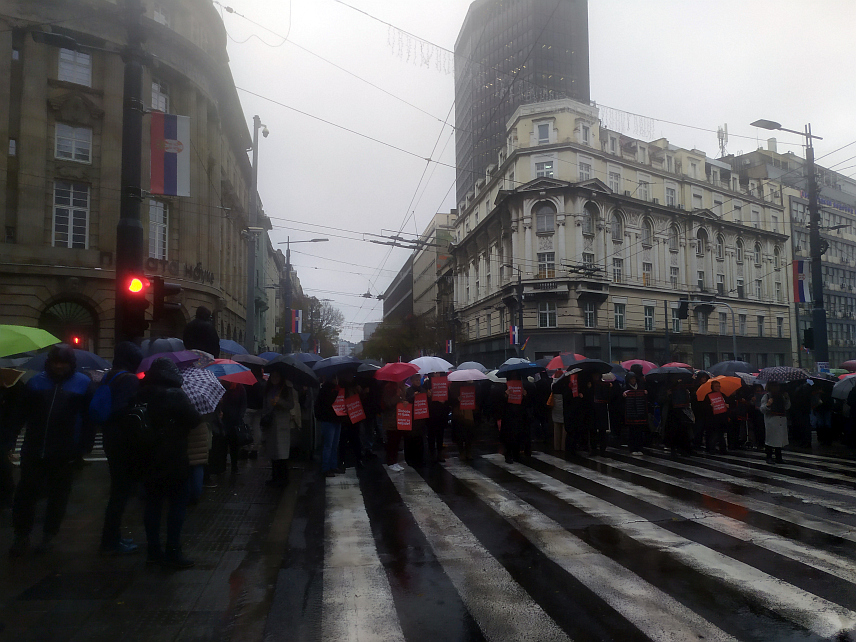 БЕОГРАД, 22. НОВЕМБРА /СРНА/ - Групе грађана данас су око подне на више локација у ужем центру Београда организовале протесте на којим су поново затражилњ конкретну политичку и кривичну одговорност за несрећу у Новом Саду, у којој је животе изгубило 15 људи.