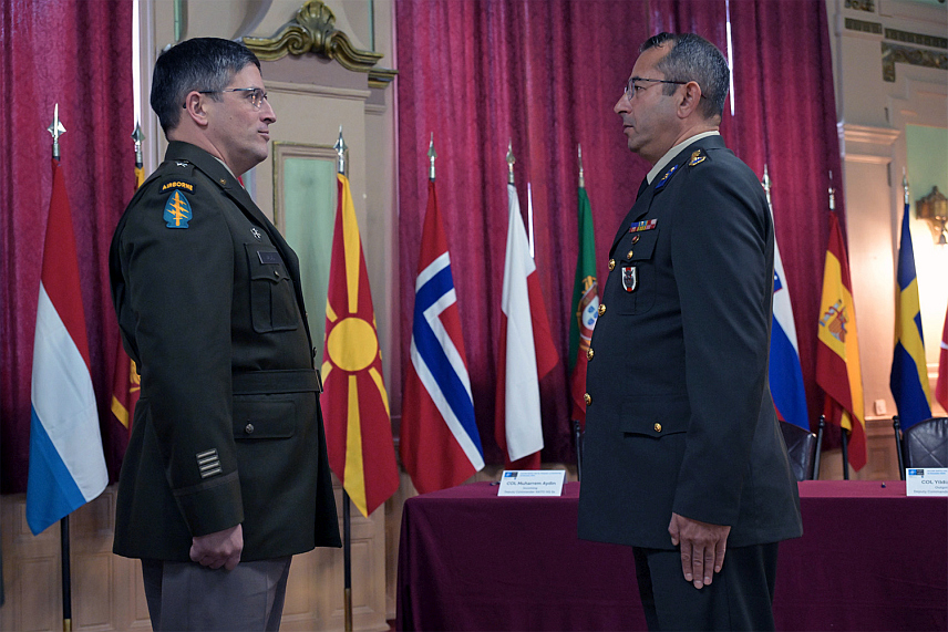 САРАЈЕВО, 22. НОВЕМБРА /СРНА/ - Нови замјеник команданта НАТО штаба у Сарајеву Мухарем Ајдин преузео је данас дужност од Бахрија Јилдиза.