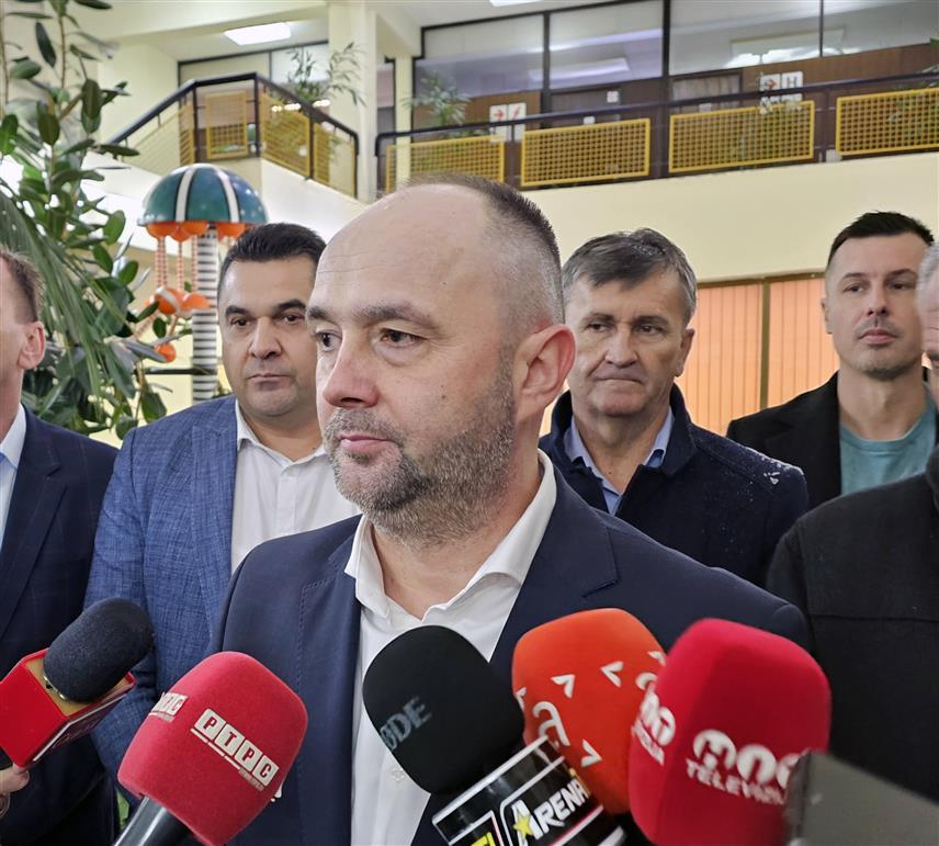 УГЉЕВИК, 22. НОВЕМБРА /СРНА/ - Директор РиTЕ "Угљевик" Дико Цвијетиновић рекао је новинарима да се послује у отежавајућим околностима и да се залагањем свих запослених настоји очувати стабилност у електроснабдијевању.