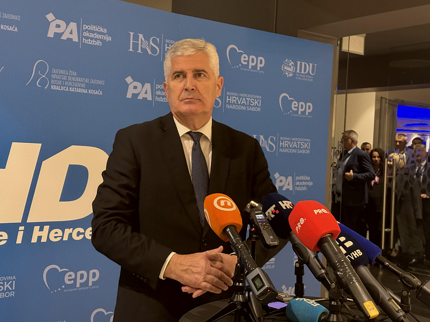 МОСTАР, 22. НОВЕМБРА /СРНА/ - Предсједник ХДЗ-а Драган Човић изјава за новинаре у Мостару.