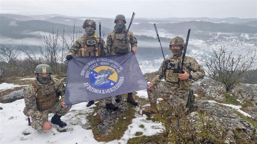 САРАЈЕВО, 22. НОВЕМБРА /СРНА/ - Тим специјалиста за навођење и контролу блиске ваздушне подршке Оружаних снага БиХ са колегама америчких специјалних снага окончао је данас вишедневну обуку са летачким ресурсима.