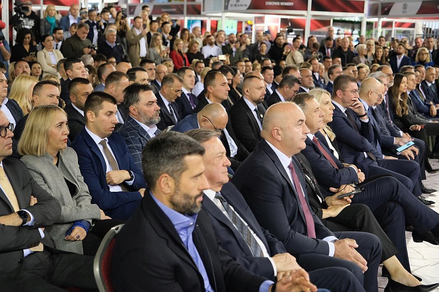 БЕОГРАД, 22. НОВЕМБРА /СРНА/ - Министар спољне трговине и економских односа у Савјету министара Сташа Кошарац присуствовао je свечаном отварању Трећег међународног сајма вина, хране и туризма "Винска визија Отвореног Балкана" у Београду.	
