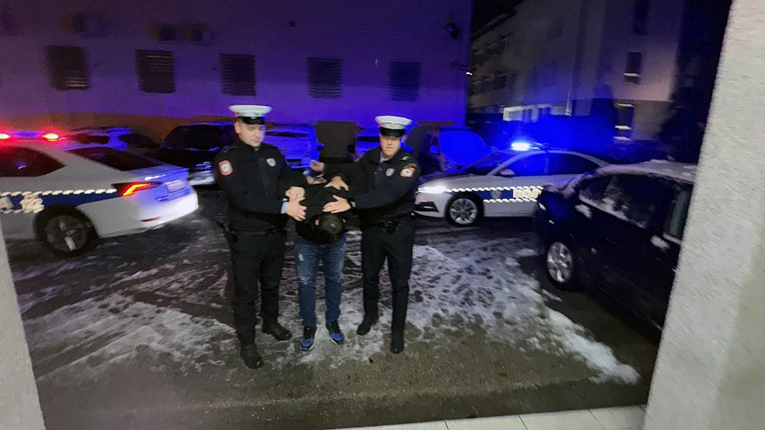 ДОБОЈ, 22. НОВЕМБРА /СРНА/ - Возача из Добоја чији су иницијали Ж.М, који је у насељу Кожухе усмртио пјешака, а потом побјегао са мјеста несреће, вечерас је предат у надлежност добојског Окружног јавног тужилаштва.