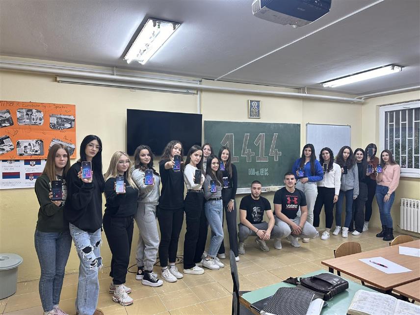 ПРЊАВОР, 22. НОВЕМБРА /СРНА/ - Прњаворски средњошколци предвођени Савјетом ученика Центра средњих школа /ЦСШ/ "Иво Андрић" Прњавор снимањем видео-материјала у којем широј јавности указују на једну од најтежих дјечијих болести Лафору и позивају на хуманост донацијом средстава позивом на број телефона 1414 придружили су се борби против ове болести.