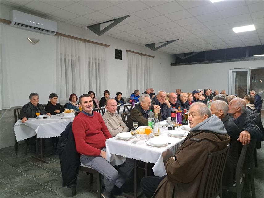 РИБНИК, 22. НОВЕМБРА /СРНА/ - Удружење пензионера Рибник организовало је вечерас у Доњој Превији дружење поводом 23 године постојања, којем се одазвало више од 150 чланова.