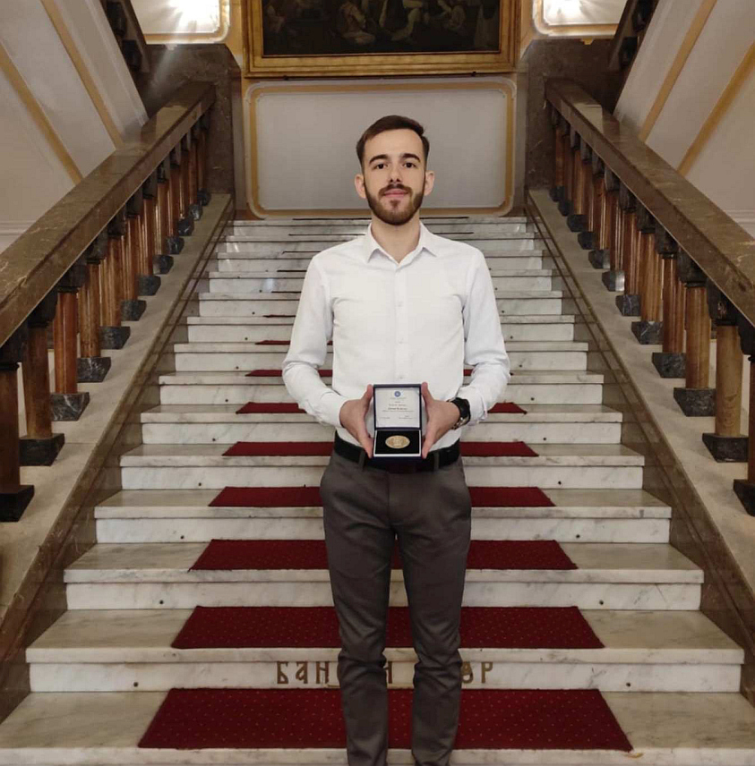 НОВИ ГРАД, 22. НОВЕМБРА /СРНА/ - Дејан Вујасин из Новог Града, који је студент генерације на Машинском факултету у Бањалуци са просјеком оцјена 9,4, рекао је да би волио да остане у Републици Српској и да живи и ради са својим народом.