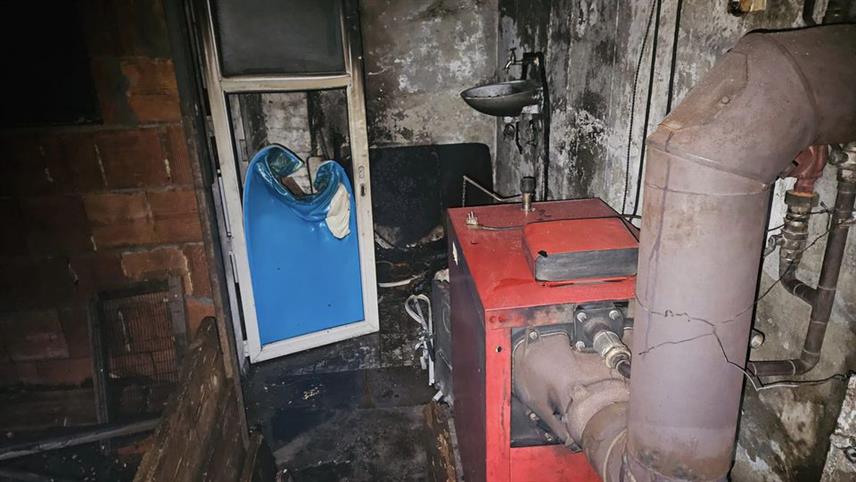 БРАТУНАЦ, 23. НОВЕМБРА /СРНА/ - Пожар у породичној кући у Братунaчком насељу Подградац угашен је брзом интервенцијом ватрогасаца и спријечено је његово ширење на горње спратове.	