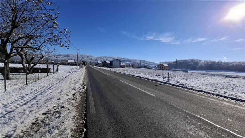 НОВИ ГРАД, 23. НОВЕМБРА /СРНА/ - На подручју општине Нови Град проходни су путни правци, а пријављено је више кварова на електро-мрежи које су проузроковали вјетар и снијег и санација је у току.	