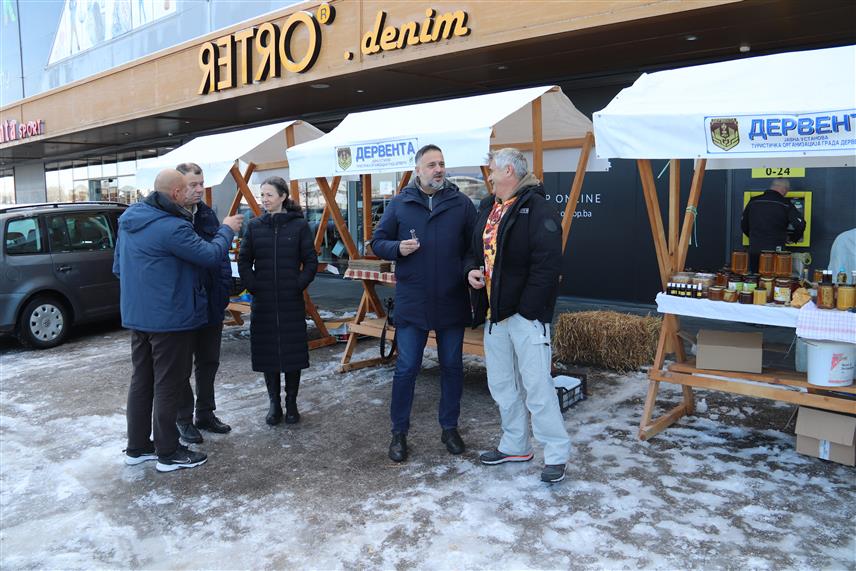 ДЕРВЕНТА, 23. НОВЕМБРА /СРНА/ - Градоначелник Дервенте Игор Жунић је данас посјетио излагаче на отварању Сајма производа и услуга из руралног подручја "Дервента 2024", на којем се представило 10 излагача са подручја града, а гдје грађанима представљају природан мед који је здрав, за разлику од патвореног, који је преплавио тржиште.	