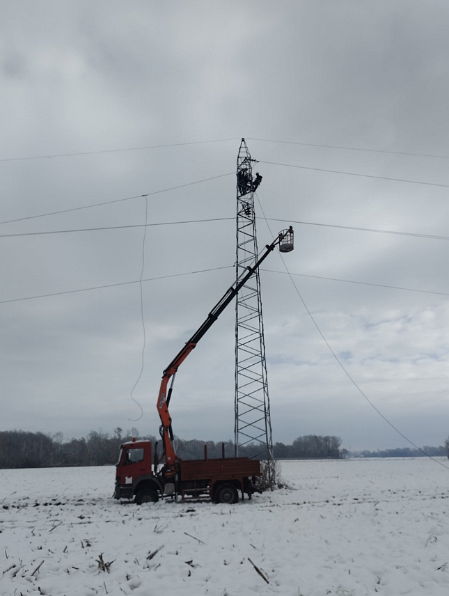 БИЈЕЉИНА, 23. НОВЕМБРА /СРНА/ - Екипе "Електро-Бијељине" и даље раде на отклањању кварова на електромрежи, које су узроковале сњежне падавине, ситуација је нормализована на подручју Зворника, а проблема и даље има у дијелу Лопара, Семберији, те на подручју Братунца, Власенице и Милића.	