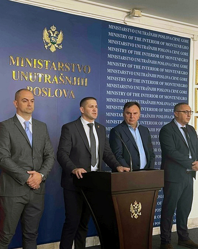 ПОДГОРИЦА, 23. НОВЕМБРА /СРНА/ - Вршилац дужности помоћника директора за Сектор за борбу против криминала Лазар Шћепановић са сарадницима на конференцији за новинаре данас у Подгорици.	