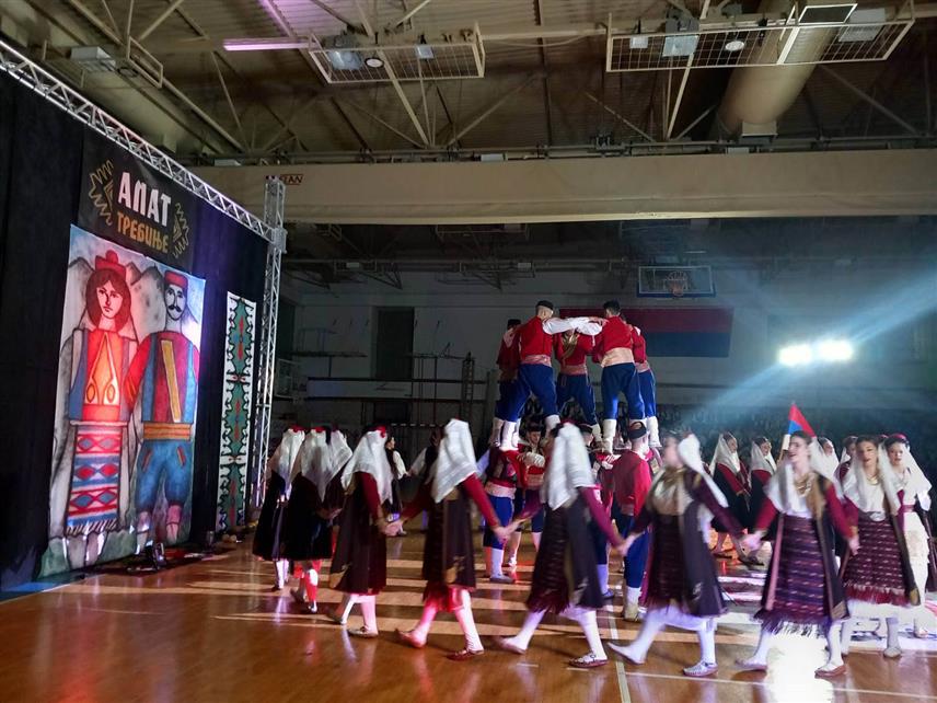 ТРЕБИЊЕ, 23. НОВЕМБРА /СРНА/ - Градско Културно-умјетничко друштво /ГКУД/ "Алат" из Tребиња приредило је вечерас годишњи концерт на коме је наступило око 400 учесника, међу којима су били и гости из Србије.