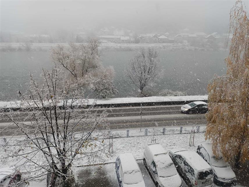 ЗВОРНИК, 23. НОВЕМБРА /СРНА/ - Сви магистрални и регионални путеви на подручју регије Бирач су проходни, али је због угаженог снијега на превоју Хан Поглед отежано кретање возила.	