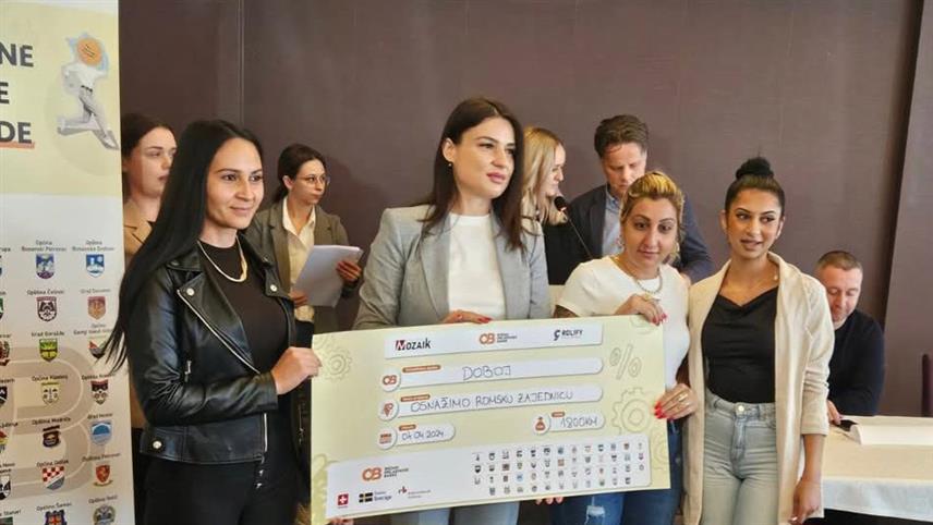 ДОБОЈ, 24. НОВЕМБРА /СРНА/ - Предсједник Удружења Рома "Мадара" Дениса Талић и савјетник градоначелника Добоја Дијана Каленић.