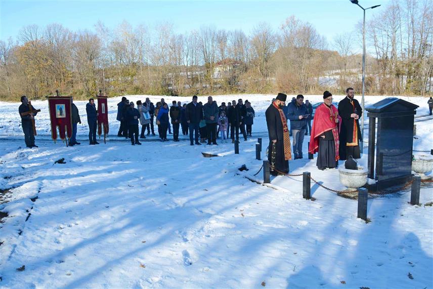 ЛОПАРЕ, 24. НОВЕМБРA /СРНА/ - У селу Пукиш код Лопара је данас, на Мратиндан, служен парастос за 104 пострадала мјештана села Миросавци, које су усташе мучки убиле 26. новембра 1941. године.	