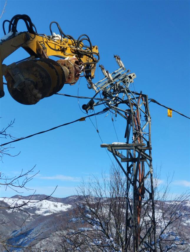 БИЈЕЉИНА, 24. НОВЕМБРА /СРНА/ - Радници "Електро-Бијељине" отклонили су све кварове на далеководима и успоставили нормално снабдијевање електричном енергијом Семберије, Мајевице и Подриња, рекао је Срни портпарол предузеће Слободан Ђаламић.