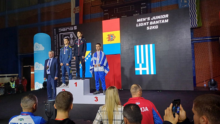 СОКОЛАЦ, 24. НОВЕМБРА /СРНА/ - На првенству Балкана у олимпијском боксу у Лозници браћа Александар и Лука Вељовић, репрезентативци БиХ и чланови соколачког Боксерског клуба "Гласинац", освојили су сребрну и бронзану медаљу.