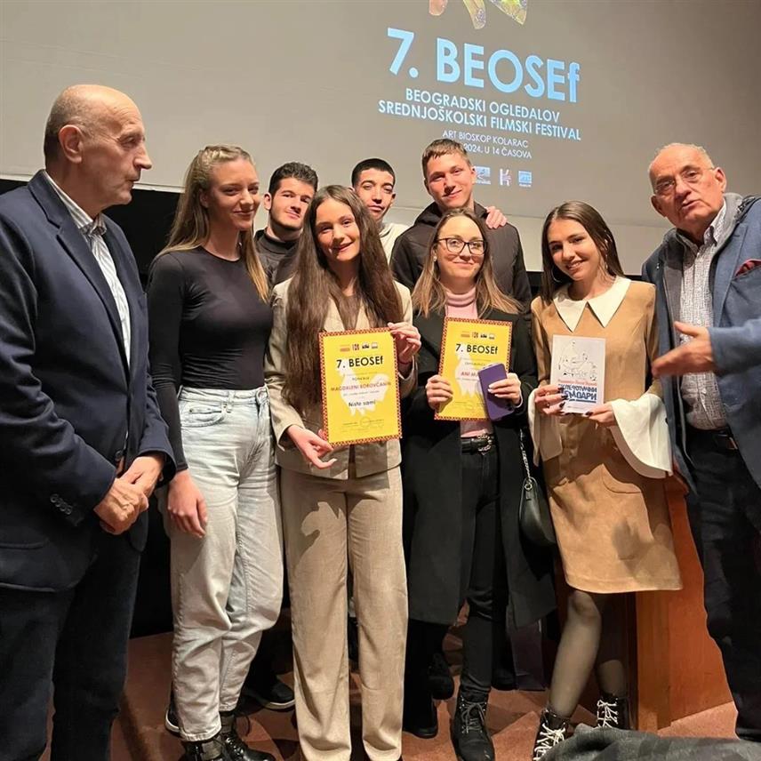 СОКОЛАЦ, 25. НОВЕМБРА /СРНА/ - Драмска секција соколачког Средњошколског центра "Василије Острошки" добила је за аматерски Филм "Нисте сами" аутора Магдалене Боровчанин похвалу стручног жирија и освојила седмо мјесто на "Огледаловом" средњошколском филмском фестивалу у Београду.