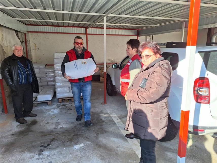 ШАМАЦ, 25. НОВЕМБРА /СРНА/ - Црвени крст Шамац подијелио је данас за више од 300 лица у стању социјалне потребе по 25 килограма брашна, које је обезбиједила Влада Републике Српске.