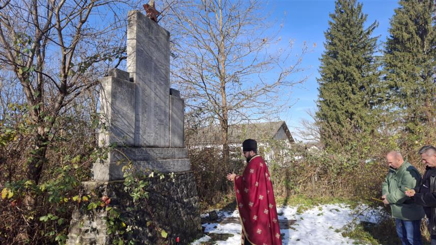 НОВИ ГРАД, 25. НОВЕМБРА /СРНА/ - На мјесном гробљу у Равницама код Новог Града данас су положени вијенци и прислужене свијеће код спомен-обиљежја страдалим у Другом свјетском и Одбрамбено-отаџбинском рату.