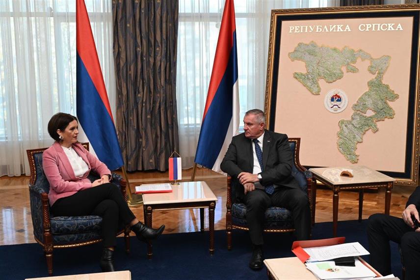 БАЊАЛУКА, 25. НОВЕМБРА /СРНА/ - Предсједник Републичке организације породица заробљених и погинулих бораца и несталих цивила Исидора Граорац на сатанку у Бањалуци са предсједником Владе Републике Српске Радованом Вишковићем у оквиру консултација о изради буџета за наредну годину.