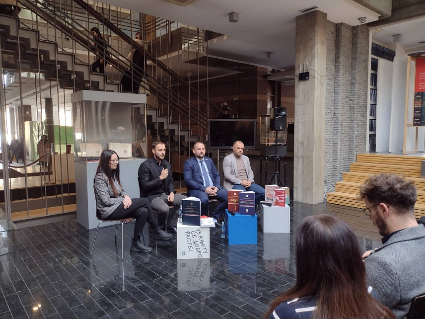 БЕОГРАД, 25. НОВЕМБРА /СРНА/ - У Народној библиотеци Србије у Београду данас су представљене неке од најзначајнијих публикација Републичког центра за истраживање рата, ратних злочина и тражење несталих лица Српске, које се баве Одбрамбено-отаџбинским ратом, Другим свјетским ратом, али и средњим вијеком и доказују вјековно присуство Срба на овим просторима, као и шта им се дешавало у 20. вијеку.