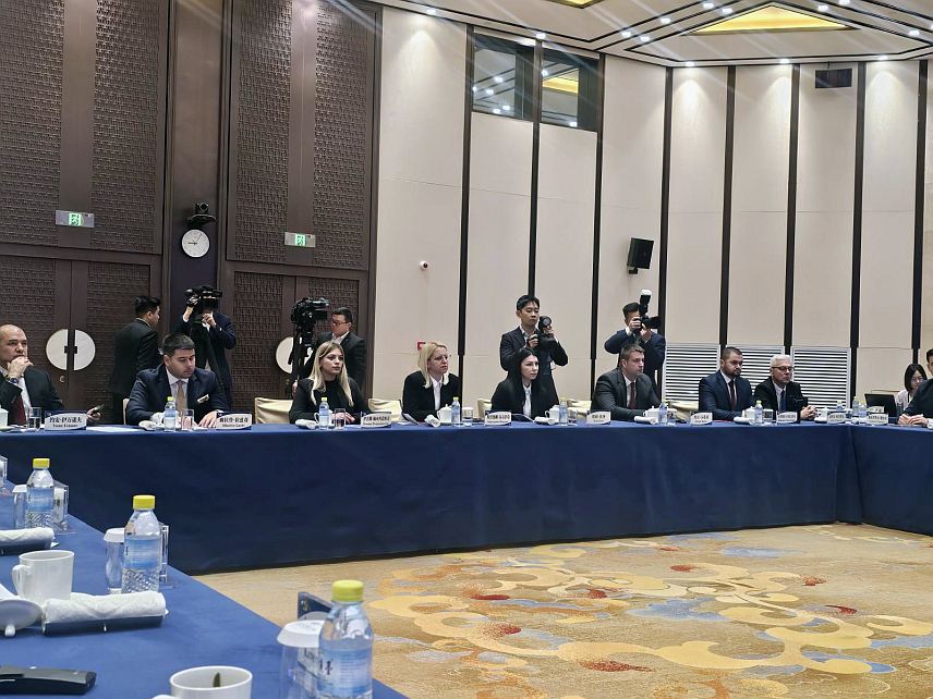 ПЕКИНГ, 25. НОВЕМБРА /СРНА/ - Делегација СНСД-а која борави у Пекингу пренијела је захвалност руководства СНСД-а и Републике Српске за кинеску помоћ и подршку као и принципијалан став по питању поштовању међународног права, нарочито у Савјету безбедности УН.