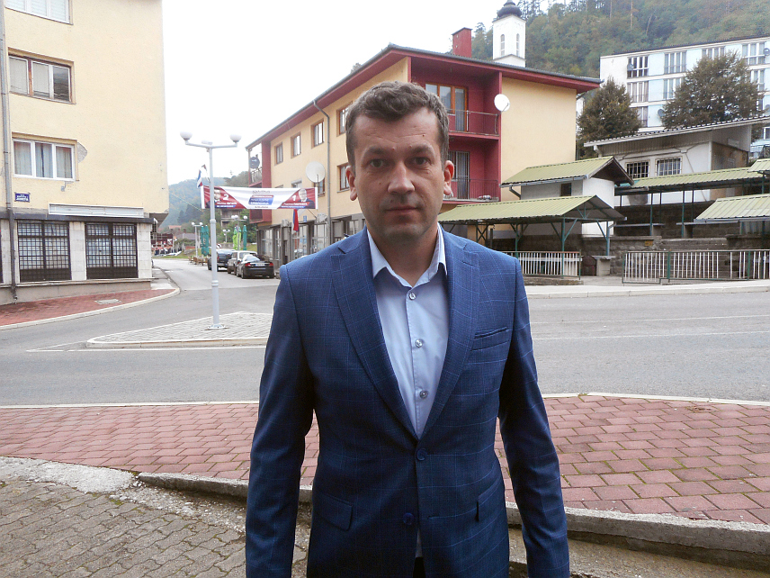 СРЕБРЕНИЦА, 25. НОВЕМБРА /СРНА/ - Начелник општине Сребреница Милош Вучић, који је прошле седмице преузео ту дужност, осудио је данашње бошњачко дефиловање улицама Сребренице поводом обиљежавања непостојећег празника и посебно злоупотребу дјеце која су била огрнута ратним заставама такозване Aрмије БиХ.