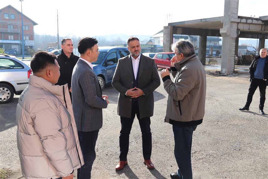 ДЕРВЕНTА, 25. НОВЕМБРА /СРНА/ - Градоначелник Дервенте Игор Жунић је данас посјетио кинеску компанију "Гранд пак" која се бави производњом папирне и ПЕT једнократне амбалаже и успјешно већ три године послује у Дервенти.