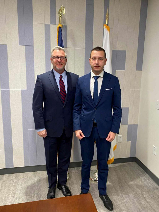 САРАЈЕВО, 25. НОВЕМБРА /СРНА/ - На састанку замјеника министра одбране у Савјету министара Александра Гогановића и вршиоца дужности замјеника директора УСАИД-а Џејмса Хоупа усаглашено је да ће УСАИД и даље финансирати пројекте у БиХ који су у интересу грађана и демократских процеса.