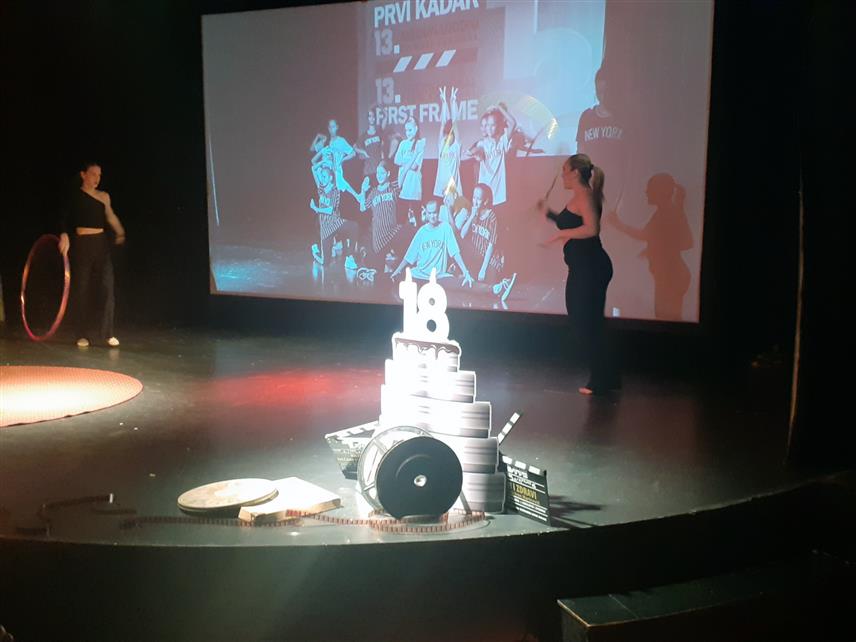 ИСТОЧНО САРАЈЕВО, 25. НОВЕМБРА /СРНА/ - Осамнаести Међународни филмски фестивал "Први кадар" свечано је вечерас отворен у Културном центру Источно Ново Сарајево.
