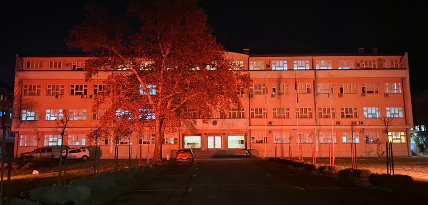 ПРИЈЕДОР, 25. НОВЕМБРА /СРНА/ - Зграда Градске управе Приједор вечерас је освијетљена у наранџасто, поводом обиљежавања Међународног дана борбе против насиља над женама.
