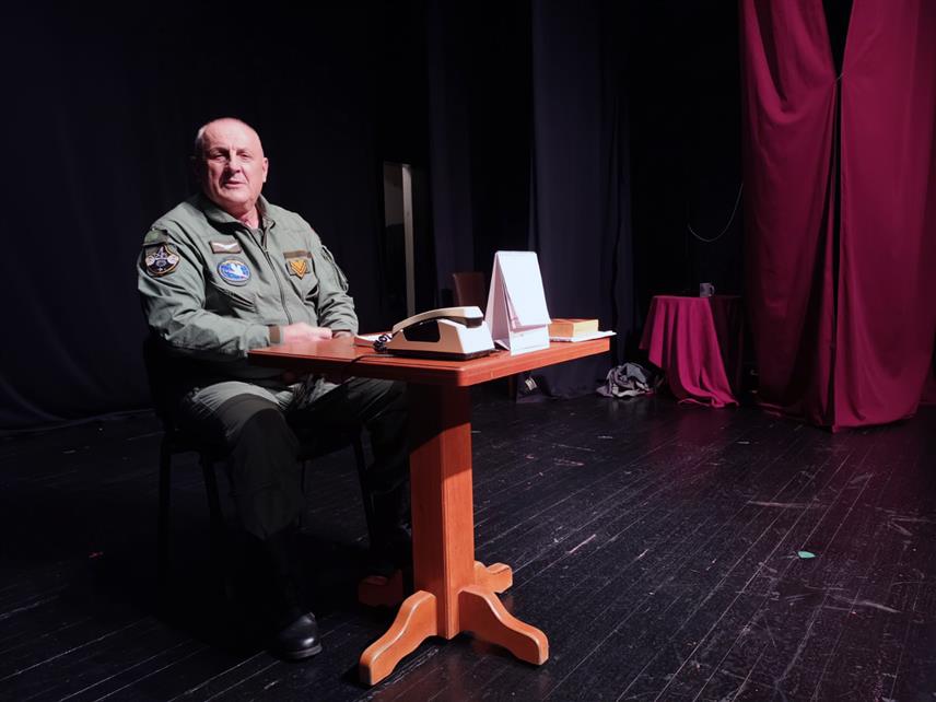 ЗВОРНИК, 25. НОВЕМБРА /СРНА/ - Официр Југословенске народне армије /ЈНА/ у пензији Љутомир Рундић одиграо је вечерас у Зворнику премијерно монодраму "Заставник Васа Курабаса", у којој се говори о распаду Социјалистичке Федеративне Републике Југославије и ЈНА.