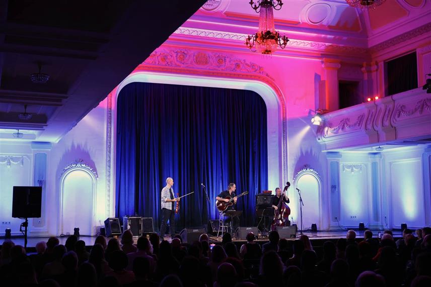 БАЊАЛУКА, 25. НОВЕМБРА /СРНА/ - Концертом џез трија из Норвешке у Бањалуци је вечерас отворен 7. Фестивал џез музике "Интим џез фест".