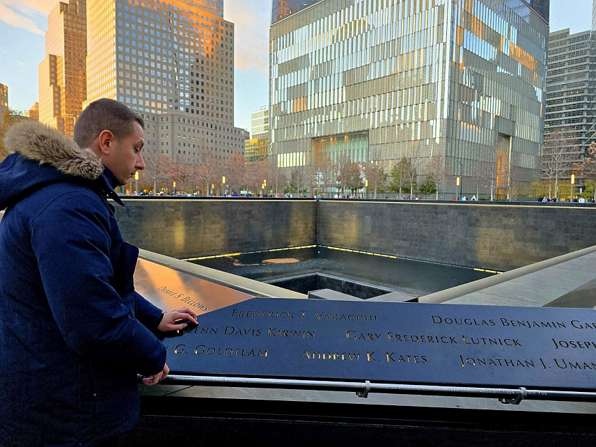 ЊУЈОРК, 25. НОВЕМБРА /СРНА/ - Замјеник министра одбране у Савјету министара Александар Гогановић је током званичног боравка у САД посјетио Национални меморијални центар 11. септембар у Њујорку и одао почаст страдалима у терористичком нападу на Свјетски трговински центар.